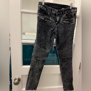 Divided H&M skinny jeans black stone wash look.  Textured.  Juniors/women’s.